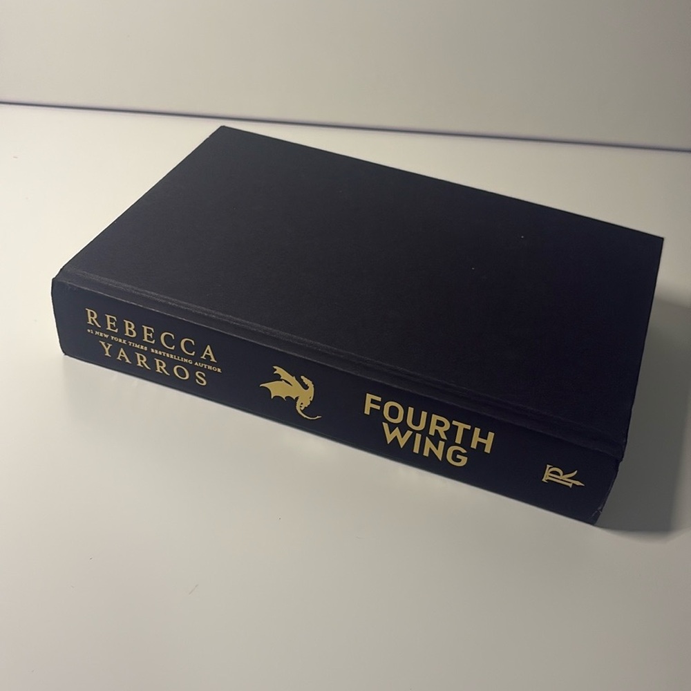Fourth Wing book by Rebecca Yarros